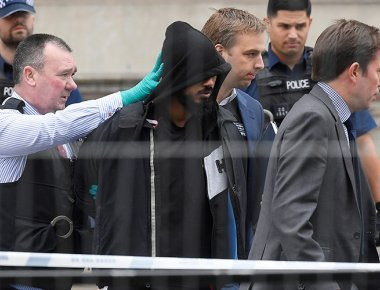 Λονδίνο: Συνελήφθη ένοπλος άνδρας για τρομοκρατία κοντά στο ΥΠΟΙΚ - Είχε μαχαίρια στην κατοχή του (φωτό, βίντεο) (upd)